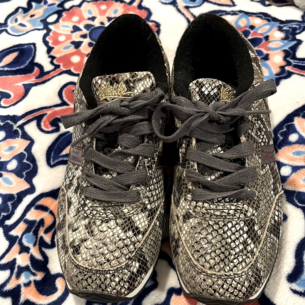 Very Volatile leather snakeskin sneakers size 7